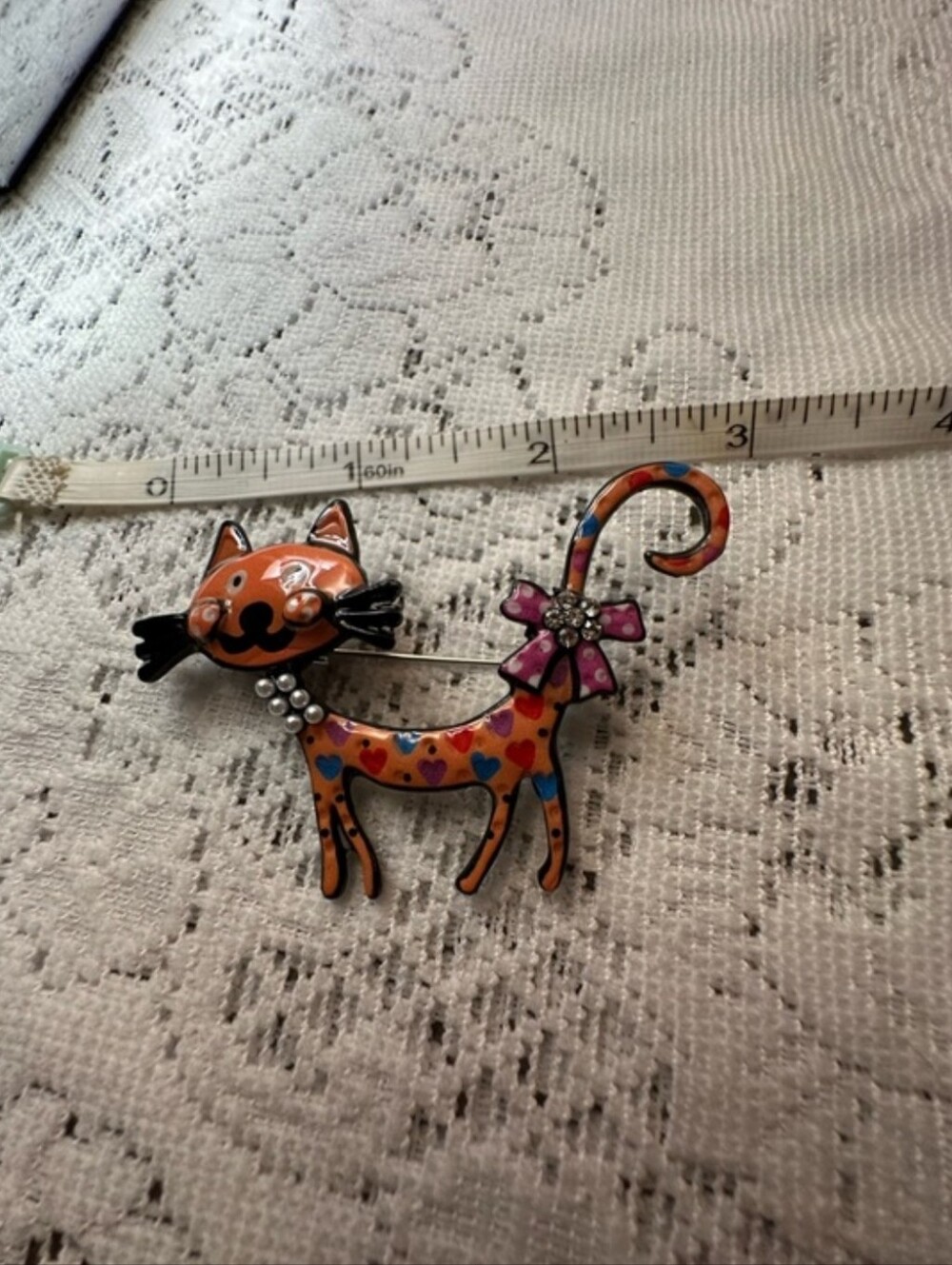 Whimsical Orange Heart-Pattern Cat Brooch Pin with Pink Bow - Picture 4 of 4